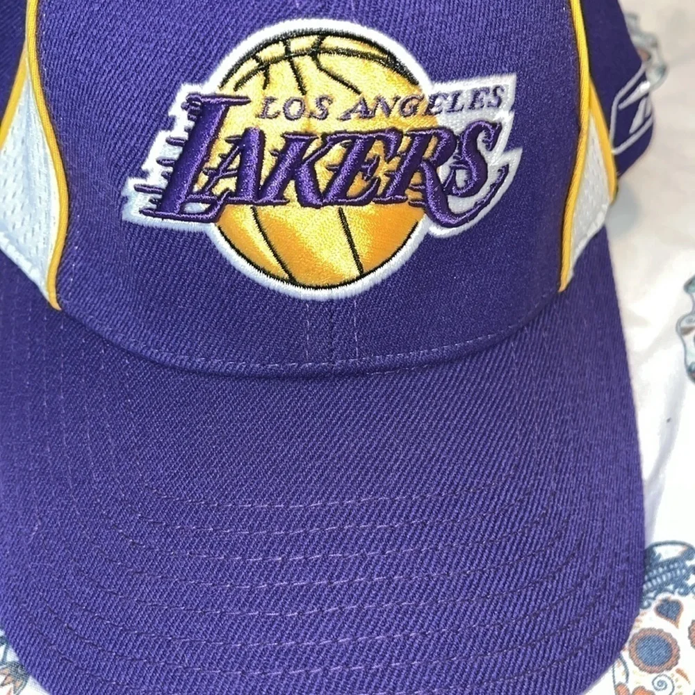 Vintage Reebok lakers hat Size: Men's ONE SIZE.  Excellent Condition